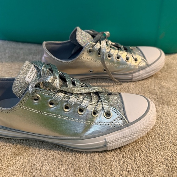 Converse Silver Sneakers Classic Low-Top Design - Picture 4 of 6